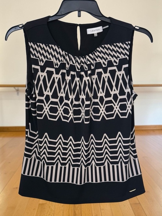Calvin Klein Tops - Calvin Klein Black & White Geometric Sleeveless Top